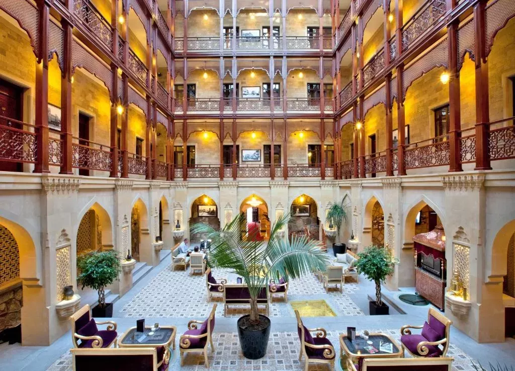 رفاهية الشرق الأصيل: استكشاف فندق شاه بالاس في باكو
